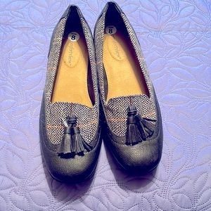 Cute flat shoes by comfort view.